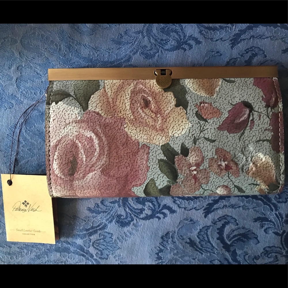 Beautiful Patricia Nash Floral Rose Wallet NWT😍